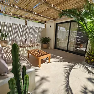 https://le-clos-des-dlices.fr-provencehotel.com