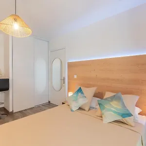 https://le-petit-patio-fleuri.fr-provencehotel.com